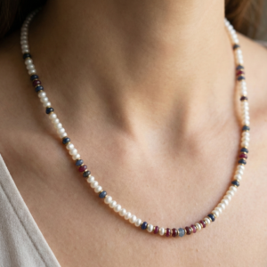 שרשרת פטל על דוגמנית 2